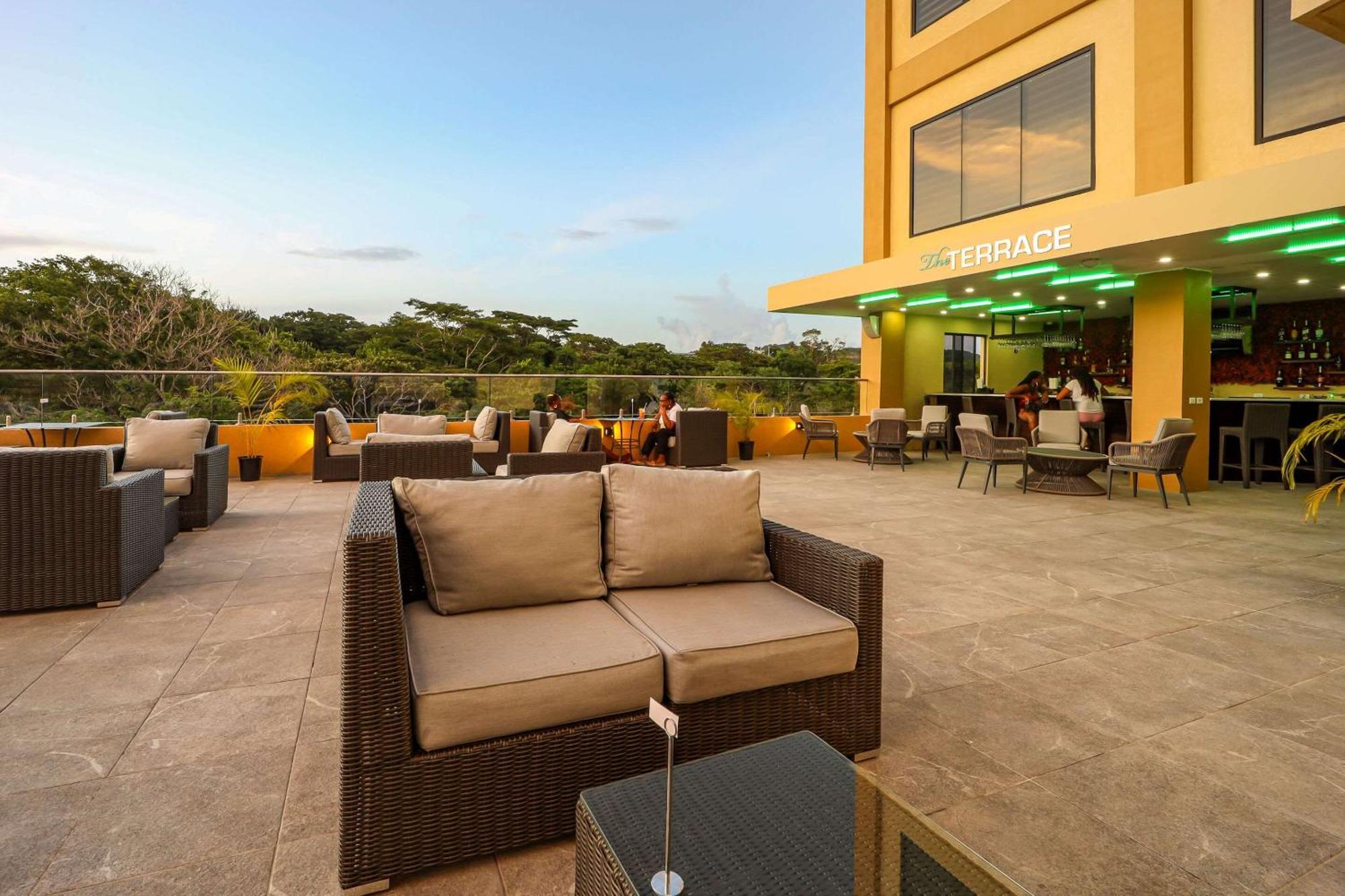 Comfort Inn & Suites Tobago Signal Hill Buitenkant foto